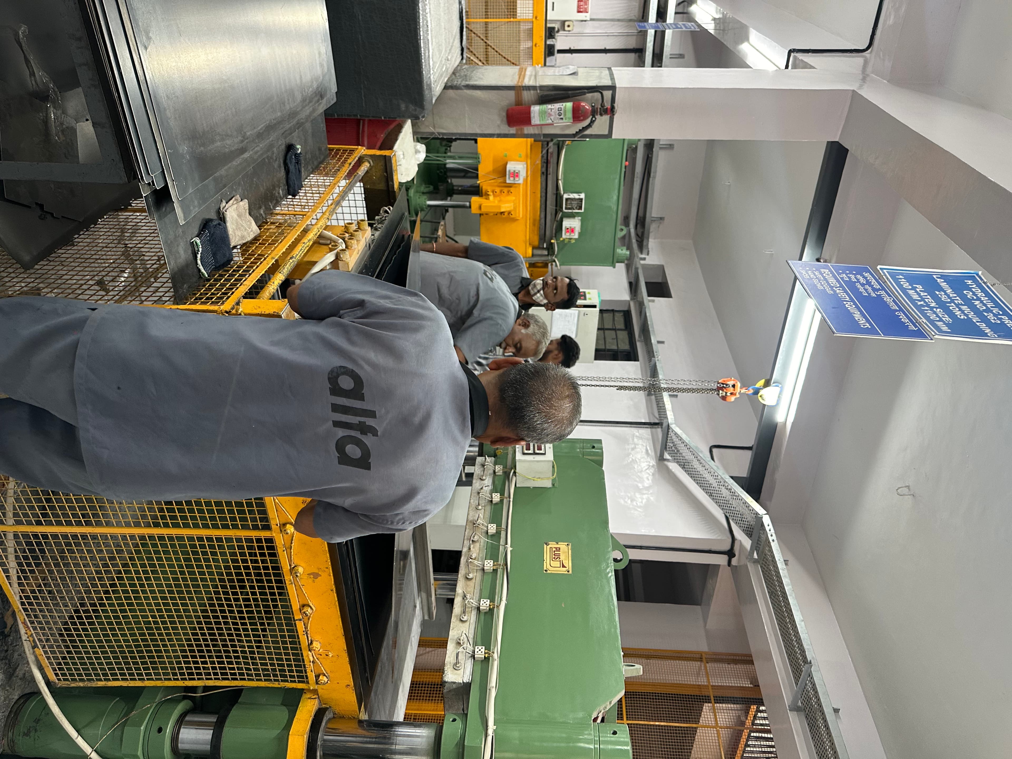 Laminate moulding on a 250-ton hydraulic press
